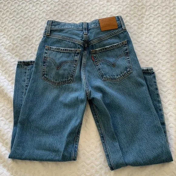 Levi’s Ribcage Straight Jeans - Picture 4 of 8